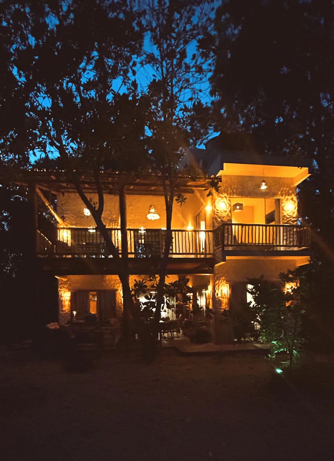 Fachada da Casa Murú iluminada ao anoitecer