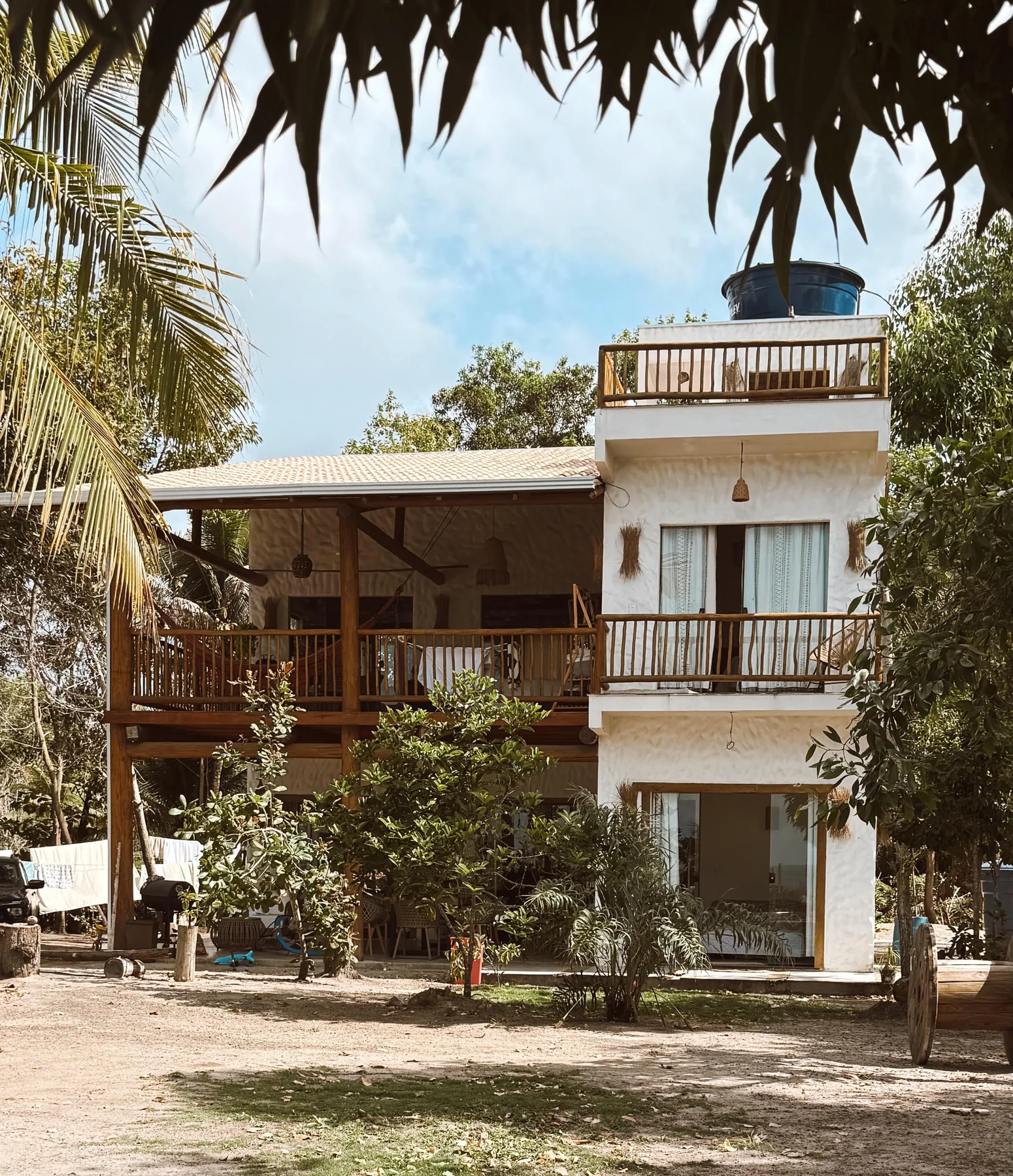 Fachada da Casa Murú de dois andares, com varanda
