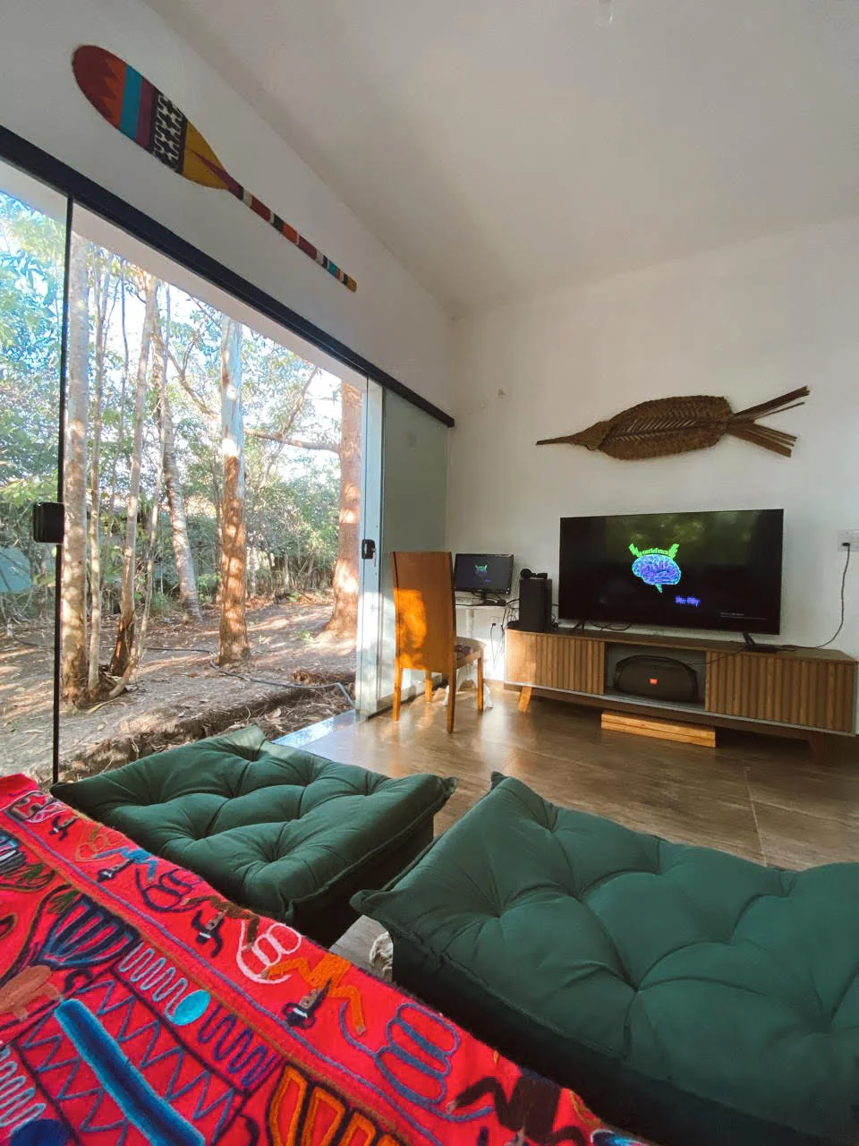 Sala com TV e sofá integrada ao ambiente
