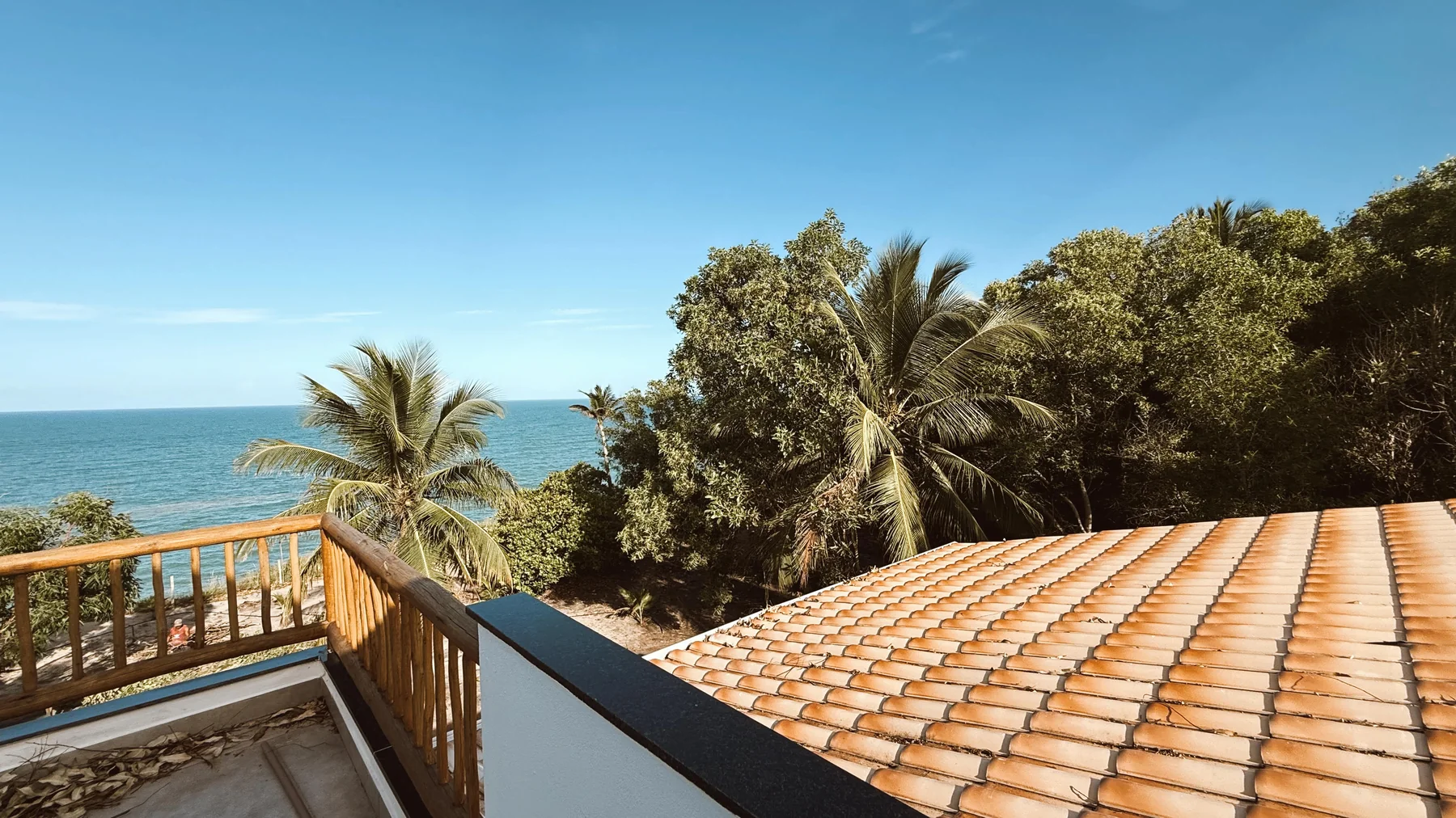 Vista do alto da casa para o mar e as falésias